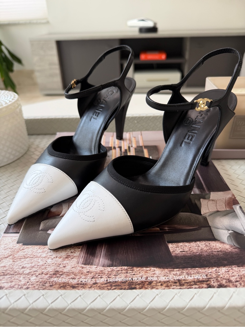 CHANEL SS 2026 BLAZY BLACK WHITE CAP TOE LEATHER HEELS SLINGBACK SHOES PUMPS - Picture 6 of 17